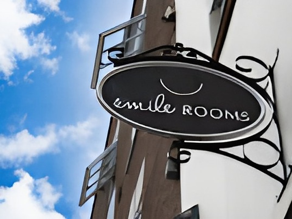 Smile Rooms Windsor exterior sign on Peascod Street